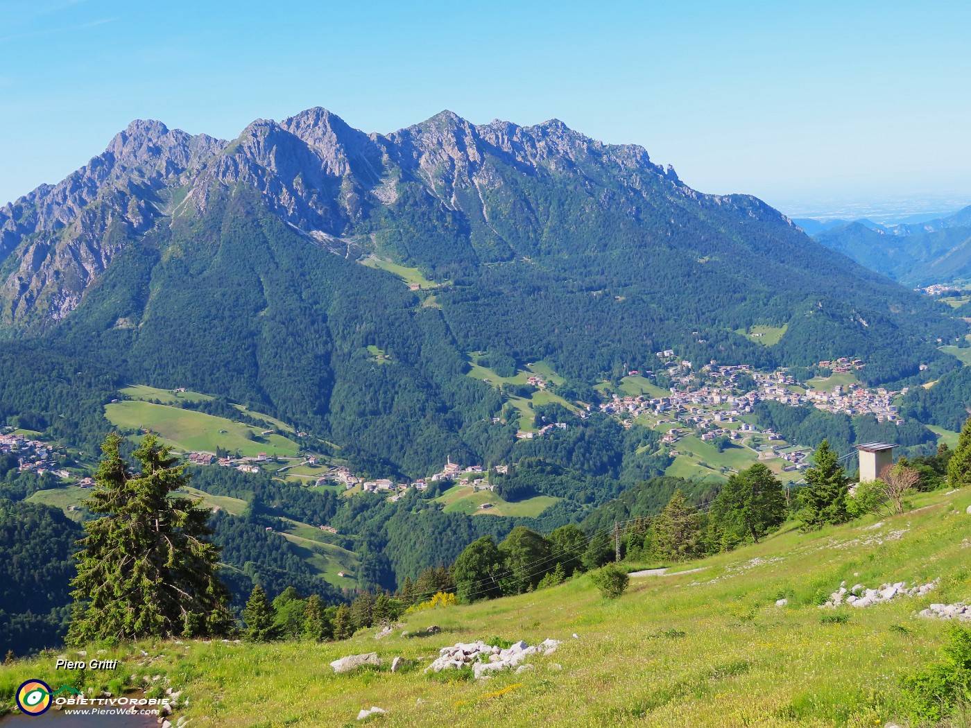09 Bella la vista sul Monte Alben con la conca di Oltre il Colle.JPG